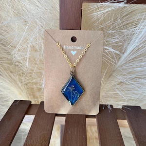 Pressed Flower Resin Necklace – Blue Stained Glass Effect Pendant with Gold Tone Chain | Handmade Nature Jewelry Botanical Cottagecore Gift