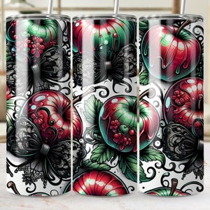 Puede incluir: Tres vasos de acero inoxidable con un vibrante diseño de manzana y mariposa. Las manzanas son rojas y verdes con un acabado brillante, y las mariposas son de encaje negro. El fondo es blanco con remolinos decorativos.