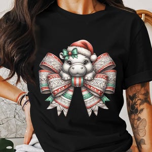 Camiseta fofa de bebê hipopótamo de Natal com chapéu de Papai Noel, camiseta adorável de laço de hipopótamo festivo para férias, camiseta fofa de hipopótamo de Natal para férias