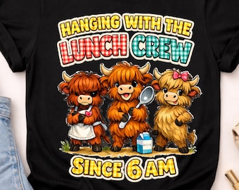Equipo de almuerzo de vacas de las tierras altas PNG, diseño de camiseta divertida de trabajador de cafetería, descarga digital