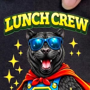 Puede incluir: Gr&aacute;fico de un superh&eacute;roe pantera negra con el texto "LUNCH CREW" y "Superheroes". La pantera lleva gafas de sol azules, una capa roja y un mono azul con las letras "LC". Estrellas amarillas y una pancarta verde y amarilla completan el dise&ntilde;o.