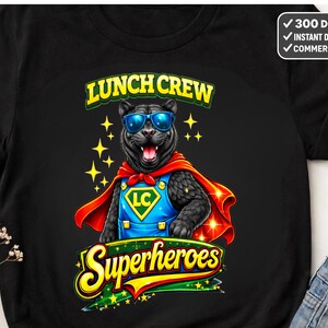 Puede incluir: Camiseta negra con un dibujo de una pantera de dibujos animados con gafas de sol, una capa roja y un mono azul con las letras "LC". El texto "Lunch Crew Superheroes" se muestra en una fuente colorida y estilizada.