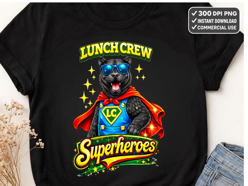 Puede incluir: Camiseta negra con un dibujo de una pantera de dibujos animados con gafas de sol, una capa roja y un mono azul con las letras "LC". El texto "Lunch Crew Superheroes" se muestra en una fuente colorida y estilizada.