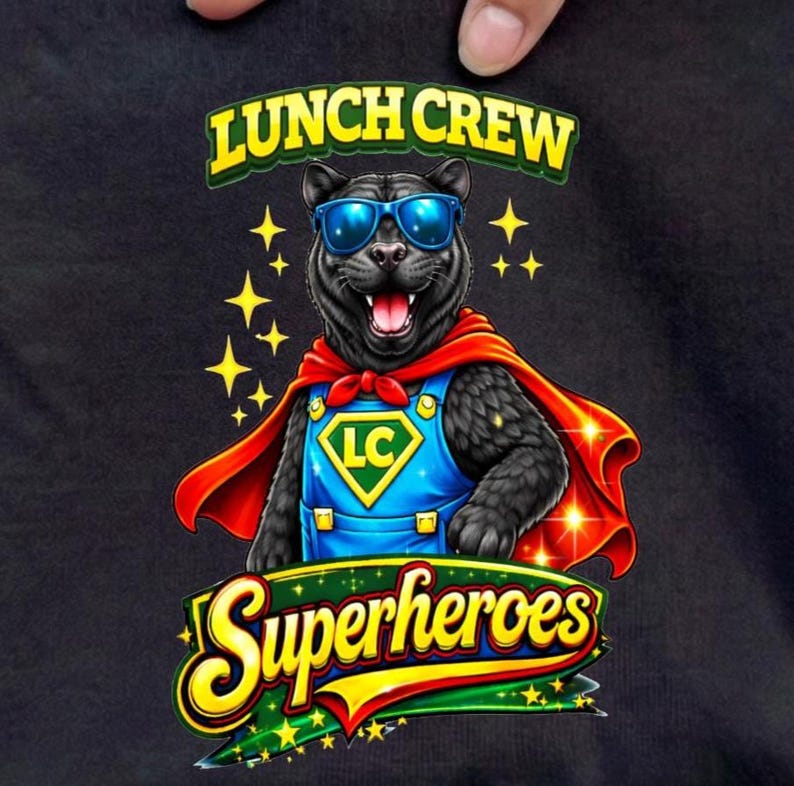 Puede incluir: Gr&aacute;fico de un superh&eacute;roe pantera negra con el texto "LUNCH CREW" y "Superheroes". La pantera lleva gafas de sol azules, una capa roja y un mono azul con las letras "LC". Estrellas amarillas y una pancarta verde y amarilla completan el dise&ntilde;o.