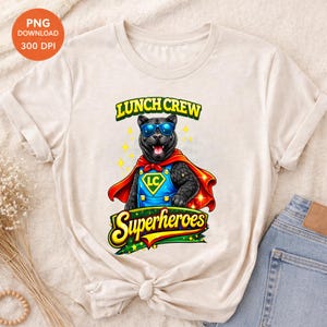 Puede incluir: Camiseta color crema con un gr&aacute;fico de una pantera negra con gafas de sol, una capa roja y un traje de superh&eacute;roe azul. El texto "LUNCH CREW Superheroes" se muestra en amarillo y verde.