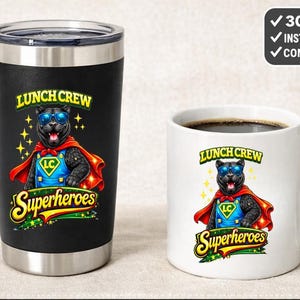 Puede incluir: Un vaso t&eacute;rmico negro y una taza de caf&eacute; blanca con un dise&ntilde;o de pantera superh&eacute;roe. La pantera lleva gafas de sol, una capa y un uniforme de superh&eacute;roe. El texto en los art&iacute;culos dice "LUNCH CREW Superheroes."