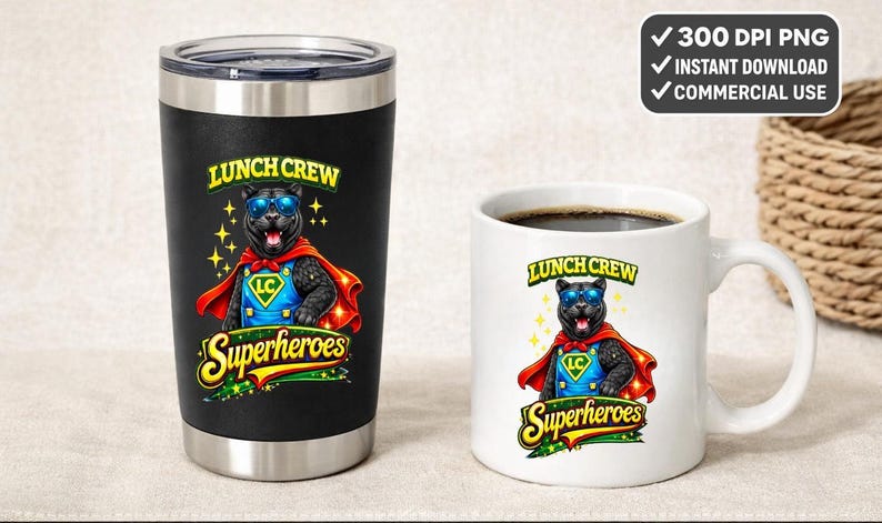 Puede incluir: Un vaso t&eacute;rmico negro y una taza de caf&eacute; blanca con un dise&ntilde;o de pantera superh&eacute;roe. La pantera lleva gafas de sol, una capa y un uniforme de superh&eacute;roe. El texto en los art&iacute;culos dice "LUNCH CREW Superheroes."