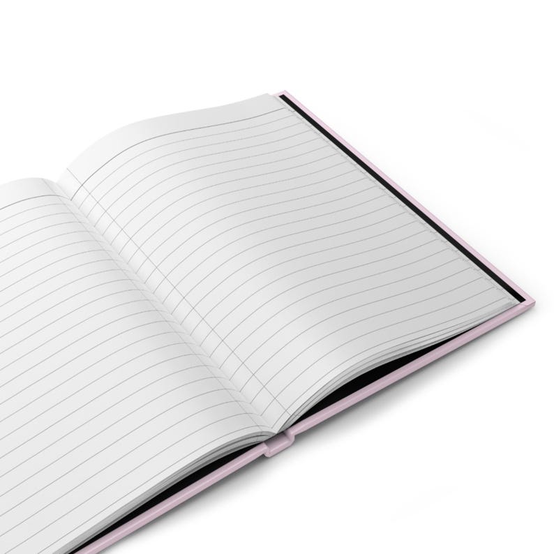 Op de afbeelding: Een roze en zwart gestreept notitieboekje met de pagina's open en plat liggend.