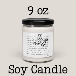 Puede incluir: Vela de soja en un tarro de cristal con tapa negra. La etiqueta dice "college mom" con una lista de sentimientos. La vela es de 255 gramos.