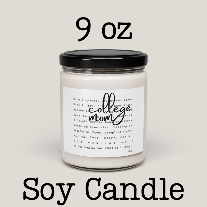 Puede incluir: Vela de soja en un tarro de cristal con tapa negra. La etiqueta dice "college mom" con una lista de sentimientos. La vela es de 255 gramos.