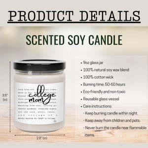 Puede incluir: Vela de soja perfumada en un tarro de vidrio de 9 oz con tapa negra. La etiqueta dice "college mom" con un poema sobre una madre que env&iacute;a a su hijo a la universidad. La vela mide 8,9 cm de alto y 7,1 cm de ancho.