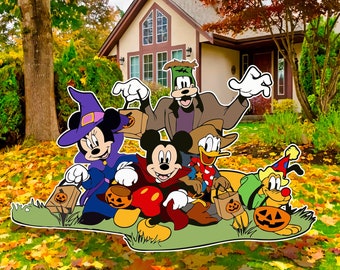Puede incluir: Un grupo de seis personajes de dibujos animados con temática de Halloween, incluidos Mickey Mouse, Donald Duck, Goofy y Pluto, vestidos con disfraces y con bolsas de truco o trato. Los personajes están de pie frente a una casa con follaje otoñal en el fondo.