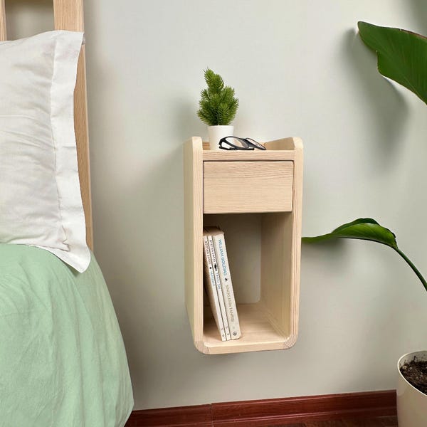 Mesa de cabeceira flutuante artesanal em madeira natural, com prateleira para espaços estreitos.