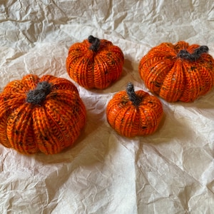Handgefertigte gestrickte Kürbisse aus nachhaltigen Materialien