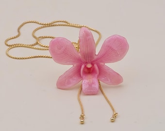 Handmade necklace with real orchid in resin – Fuchsia pink blossom – Adjustable chain – Floral jewelry – Gift for women