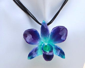 Halskette mit echter Orchidee in den Blütenfarben Lila/Türkis. Genial auch als Geschenk für die beste Frau, Freundin oder Mutter.