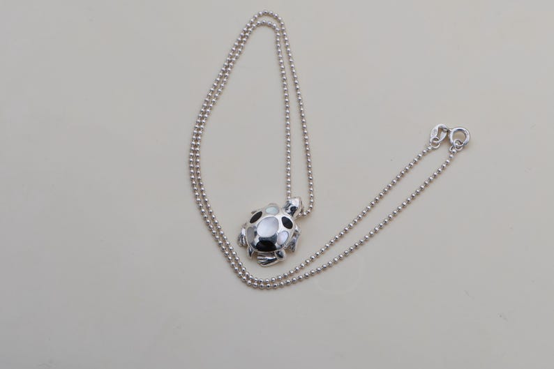 Necklace With Turtle Pendant 925 Sterling Silver / Mother of Pearl in