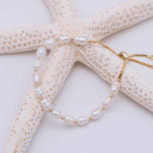 Pearl bracelet with genuine and natural freshwater pearls. Gold-plated and adjustable chain - 14-karat gold-plated