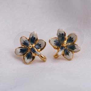 Stud earrings with real orchids in white / blue, earrings, gold-plated, orchid, orchid jewelry, earring, earring hanger, flower, flower