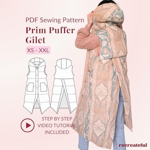 Könnte beinhalten: Ein PDF-Schnittmuster für eine Prim Puffer Weste in den Größen XS-XXL. Das Bild zeigt eine lange, wattierte Weste mit Kapuze aus beigem und blaugrünem Stoff mit Muster, Rückenschlitz, Druckknöpfen und einer enthaltenen Videoanleitung.