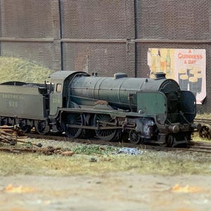 Southern Railway Schools Class weathered locomotive, OO gauge. Ref g7