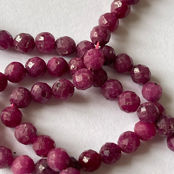 Perles de Rubis de pierres naturelles en facettes vente en lot prix grossiste rouge violet aubergine rose fait main fabrication bijoux