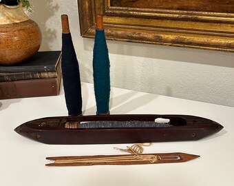 Vintage Wooden Shuttle and Spindles/Cotton Thread Bobbins