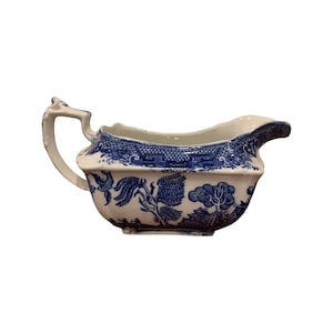 Vintage Blue/White Willow Pattern Gravy Boat by Globe Pottery, Cobridge England