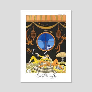 Peut inclure: Une impression d'art vintage intitulée La Paresse montrant deux personnages allongés sur un tapis à motifs sur fond noir. La scène comprend une fenêtre circulaire, des lanternes suspendues et des éléments décoratifs orange avec le texte La Paresse.