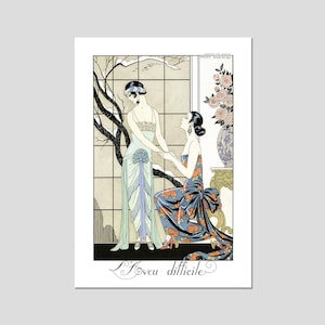 Peut inclure: Une impression d'art vintage intitulée L'aveu difficile représentant deux silhouettes en tenue élégante. L'une porte une robe vert pâle à franges, l'autre une robe bleue à motifs floraux. Un vase de roses roses et une branche sont visibles.