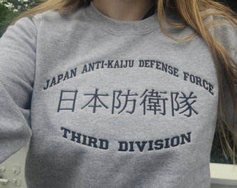 KAIJU inspiriertes besticktes T-Shirt / Hoodie