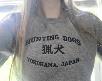 BSD inspiriertes T-Shirt / Hoodie mit bestickten Jagdhunden