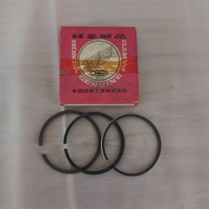 Nos nouveaux anciens stocks HONDA 50 C100 C102 C110 Segments de piston Taille STD Véritable JAPON 13010-001-010 3 segments dans leur emballage d'origine