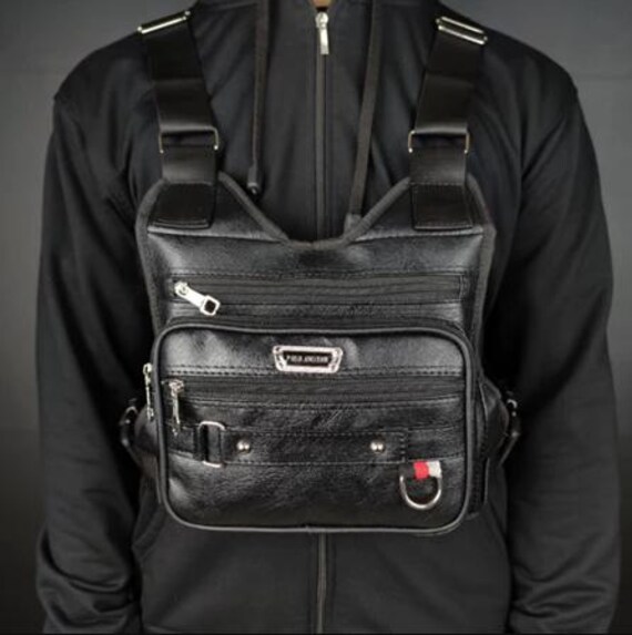 black pyramid leather backpack Valentino Garavani Rockstuds Spike 2Way in Fashion Fox a desire to explore the world Chest Rig Bag Black Pyramid