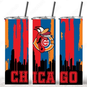 Puede incluir: Un vaso de acero inoxidable con un dise&ntilde;o abstracto rojo, azul y naranja. El vaso presenta un logotipo de los Chicago Cubs y la palabra "CHICAGO" en letras rojas.