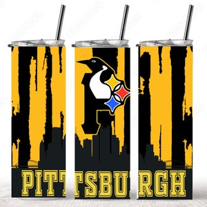 Puede incluir: Un vaso de acero inoxidable negro y amarillo con un logotipo de los Pittsburgh Penguins y la palabra "PITTSBURGH" impresa en la parte inferior. El vaso tiene un dise&ntilde;o de salpicaduras de pintura negro y amarillo.