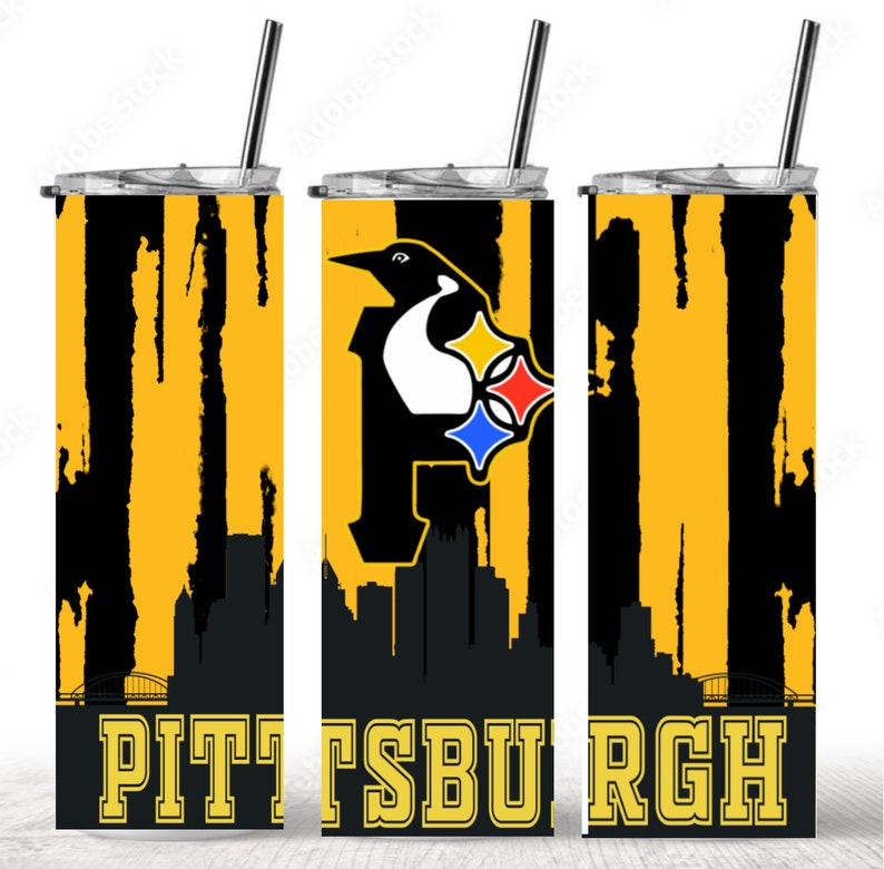 Puede incluir: Un vaso de acero inoxidable negro y amarillo con un logotipo de los Pittsburgh Penguins y la palabra "PITTSBURGH" impresa en la parte inferior. El vaso tiene un dise&ntilde;o de salpicaduras de pintura negro y amarillo.