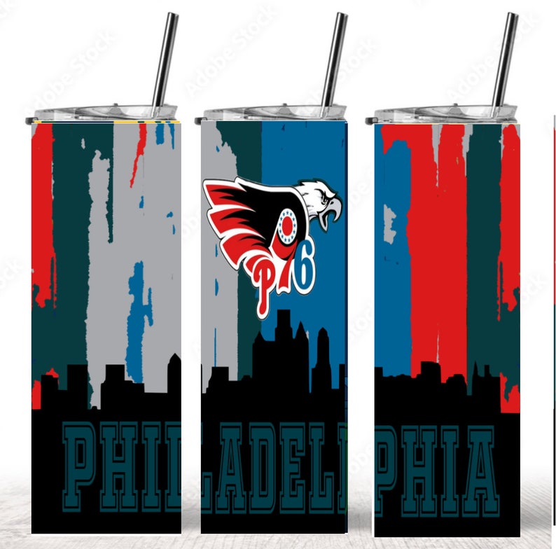 Puede incluir: Un vaso de acero inoxidable con un dise&ntilde;o de los Philadelphia Eagles. El vaso presenta un &aacute;guila roja, blanca y azul con el logotipo del equipo, una ciudad y la palabra "PHILADELPHIA" en una fuente verde.