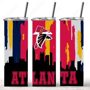 Puede incluir: Tres vasos de acero inoxidable con tapas y pajitas. Los vasos presentan un dise&ntilde;o abstracto rojo, blanco y azul con una silueta negra de un horizonte urbano. El vaso del medio tiene un logotipo de los Atlanta Falcons en rojo, blanco y negro. El texto "ATLANTA" est&aacute; impreso en rojo en la parte inferior de cada vaso.