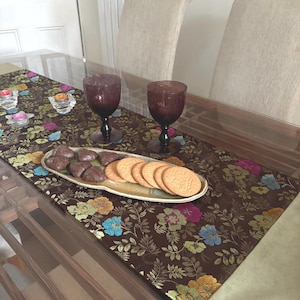 Camino de mesa único de terciopelo de algodón y brocado hecho a mano en modernos colores verde oliva y marrón con estampado floral, doble cara