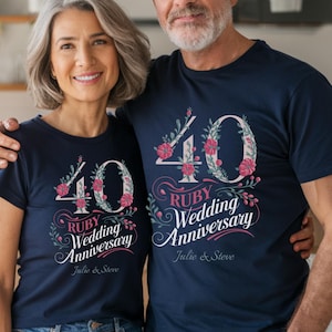 Puede incluir: Dos camisetas azul marino con un diseño floral y el texto "40 Aniversario de Boda Rubí". Las camisetas las lleva una pareja. El texto incluye los nombres "Julie & Steve".