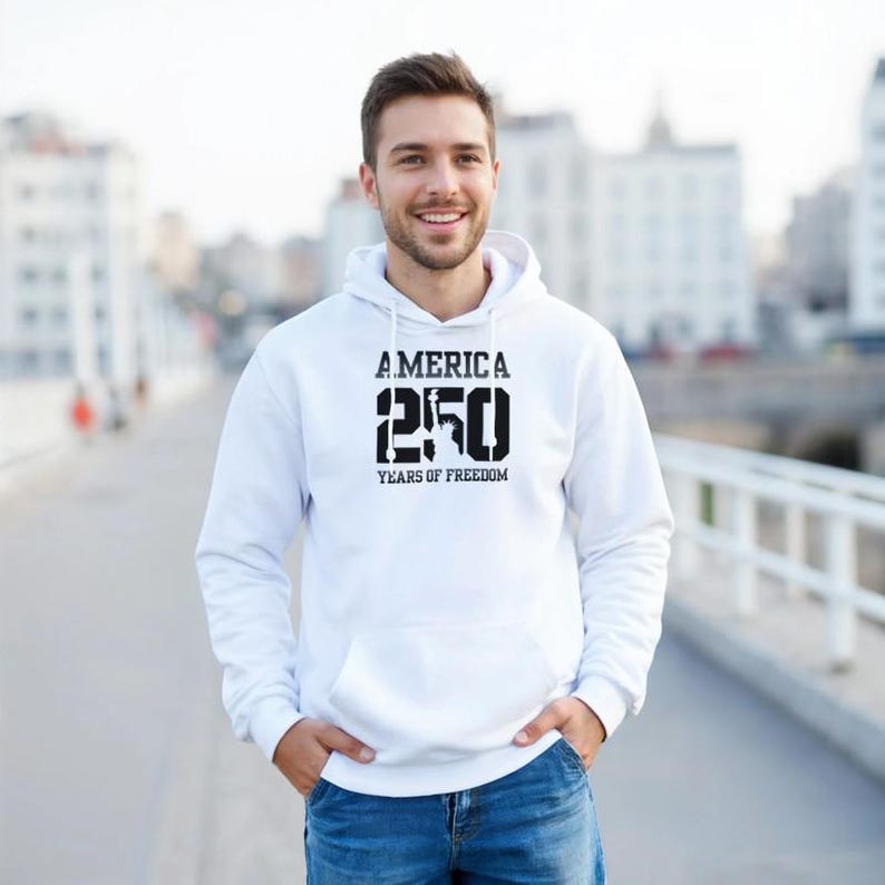 Camiseta America 250, camiseta patriótica del aniversario de EE. UU. Classic Unisex Pullover Hoodie | Gildan® 18500 - White