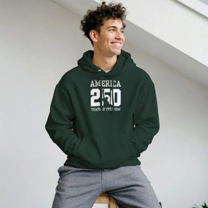 Camiseta America 250, camiseta patriótica del aniversario de EE. UU. Classic Unisex Pullover Hoodie | Gildan® 18500 - Forest Green