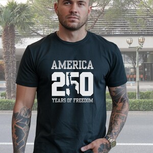 Camiseta America 250, camiseta patriótica del aniversario de EE. UU. Classic Unisex Crewneck T-shirt | Gildan® 64000 - Black