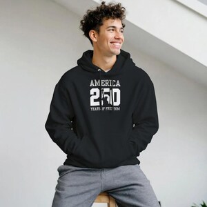 Camiseta America 250, camiseta patriótica del aniversario de EE. UU. Classic Unisex Pullover Hoodie | Gildan® 18500 - Black