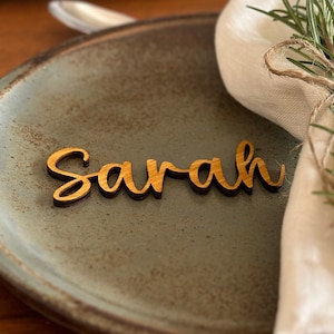 Platzkarten Hochzeit Schriftzug Namensschilder personalisiert Gastnamen Laser Holz Taufe Geburtstag Familienfeier Bild 1