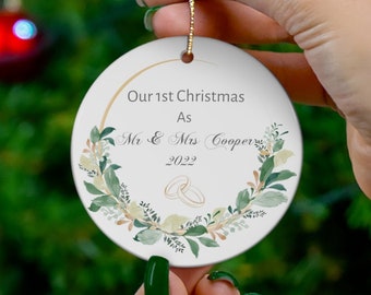 Ceramica personalizzata della pallina, pallina personalizzata del primo Natale sposato, ornamento natalizio personalizzato della coppia, primo Natale personalizzato