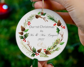 Cerámica de adorno personalizada, bola de Navidad personalizada para casada, adorno navideño de pareja personalizado, primera Navidad personalizada