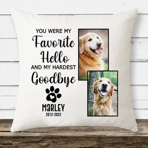 K&ouml;nnte beinhalten: Cremefarbenes Kissen mit zwei gerahmten Fotos eines Golden Retrievers. Der Text lautet "You Were My Favorite Hello And My Hardest Goodbye" mit einem Pfotenabdruck, dem Namen "Marley" und den Daten "2012-2022".