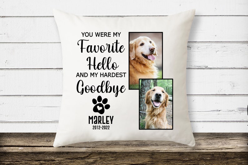 K&ouml;nnte beinhalten: Cremefarbenes Kissen mit zwei gerahmten Fotos eines Golden Retrievers. Der Text lautet "You Were My Favorite Hello And My Hardest Goodbye" mit einem Pfotenabdruck, dem Namen "Marley" und den Daten "2012-2022".